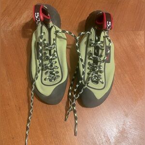 Anasazi Verde lace up climbing shoes